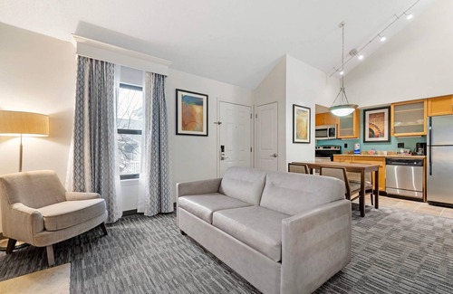 Richmond Heights Hotel | MainStay Suites St. Louis - Galleria