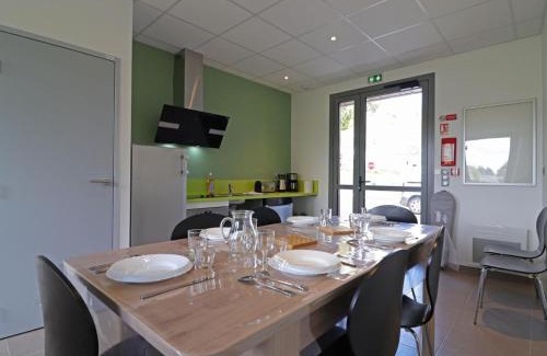 Lonlay-l'Abbaye Apartment | Maison ancienne plain-pied, adapté PMR pour 16 pers. à Lonlay-l'Abbaye - FR-1-497-234