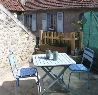 Beynes Bed & Breakfast | Maison bleue