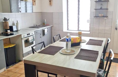 Deville House | Maison chaleureuse à Deville avec terrasse et parking gratuit