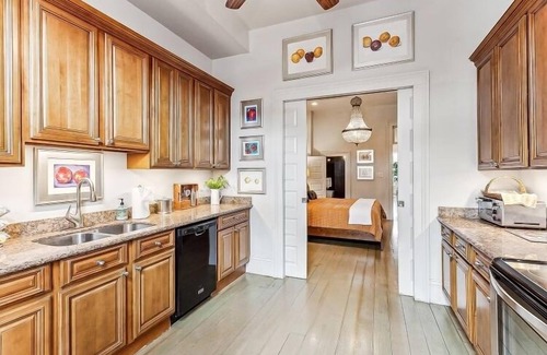 Mid-City House | Maison de Manon, steps to the Street Car