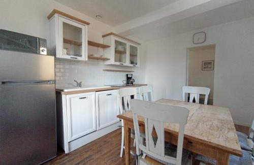 Montreuil-Poulay House | Maison de village à la campagne