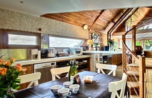 Saint-Michel-en-Greve House | Maison en bois face à la mer - Seaside charm on the Pink Granite Coast