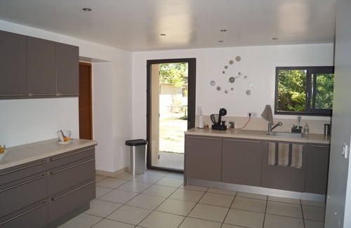 Entraigues-sur-la-Sorgue House | Maison en Campagne Avec Piscine, Terrain Arboré de 3000 m² à 5 km de D'avignon