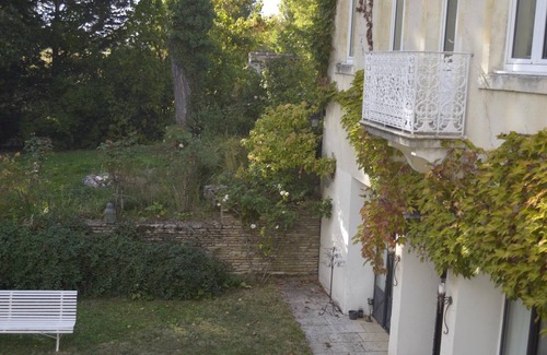 Saint-Jean-le-Blanc Apartment | Maison l'Amérique welcome you to one of their room. Dogs are also welcomed