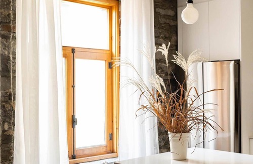Old Montreal Apartment | Maison Place Royale - Suite Luxe 2 chambres