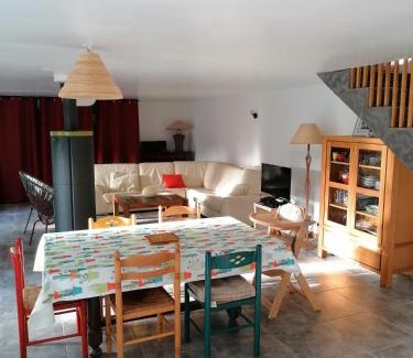 Commes House | Maison renovee en pierres séjour spacieux avec jardin et terrasse aménagée près Omaha beach & Bayeux à 5mn de la mer tous commerces