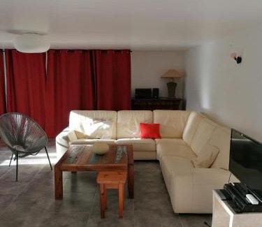 Commes House | Maison renovee en pierres séjour spacieux avec jardin et terrasse aménagée près Omaha beach & Bayeux à 5mn de la mer tous commerces