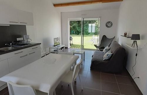 Port District House | MAISON ROUGE LE PONANT: IN A PEACEFUL NEIGHBORHOOD NEAR THE BEACH AND PORT