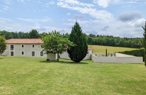 Montmoreau-Saint-Cybard House | Maison spacieuse en pleine nature avec piscine, équipements de loisirs et randonnées à proximité - FR-1-653-105