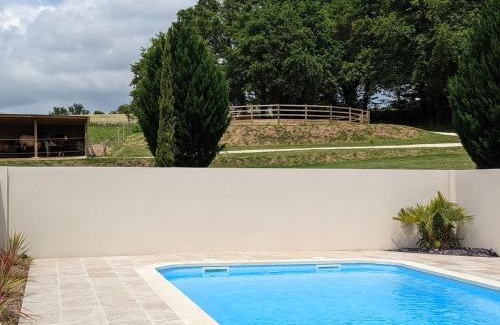 Montmoreau-Saint-Cybard House | Maison spacieuse en pleine nature avec piscine, équipements de loisirs et randonnées à proximité - FR-1-653-105