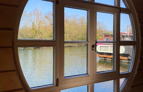 Vigneux-sur-Seine Boat Rental | Maison sur l’eau - havre de paix au milieu des péniches (proche Paris)