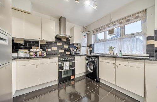 Greenwich West Apartment | Maitland Luxury 2 Bedroom Greenwich Apartment With Good Living Space Sleeps 5 Guest- 1 minute from Greenwich DLR Station