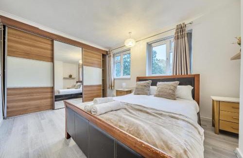 Greenwich West Apartment | Maitland Luxury 2 Bedroom Greenwich Apartment With Good Living Space Sleeps 5 Guest- 1 minute from Greenwich DLR Station