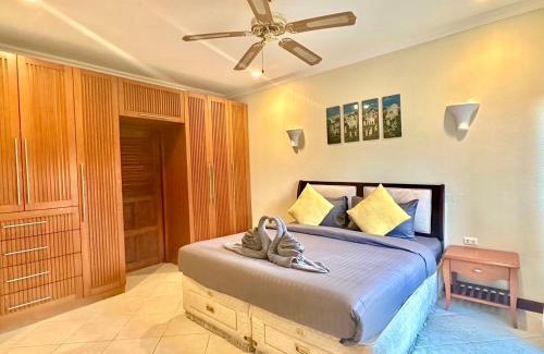 Pratumnak Hill Villa | Majestic pool villa