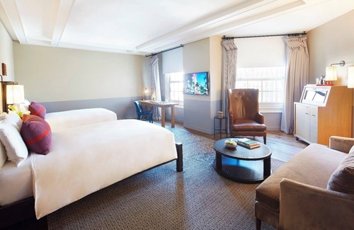 Hollywood Hotel | Majestic Stay Offering Intimate Poolside Bar Ambiance in the Heart of Hollywood