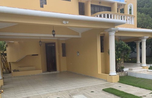 Llanos de Gurabo I House | Majestic Villa in the Heart of Santiago!