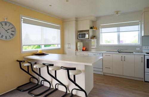 Maketu Cottage | MAKETU SEA MAGIC "BACH RETREAT"