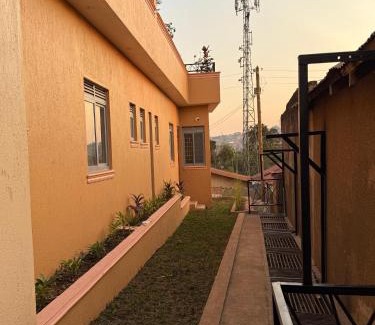 Central Kampala Bed & Breakfast | Makindye Orange House