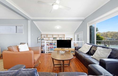 Malua Bay House | Malua Bay Waterfront Pet Friendly Cottage with WiFi