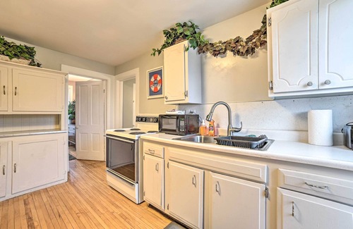 Manistee House | Manistee House w/Deck: 1/2 Mi to Riverwalk!