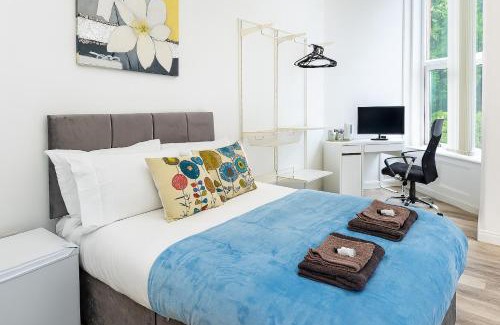 Wakefield House | Manygates House by Alt-Stay - Wakefield Budget Friendly Contractor and Relocation Accommodation - Private Room with Parking, Fast Wi Fi, In Room Tea and Coffee, Shared Kitchen, Bathrooms and Lounge - Long Stay Ready with Weekly and Monthly Rates