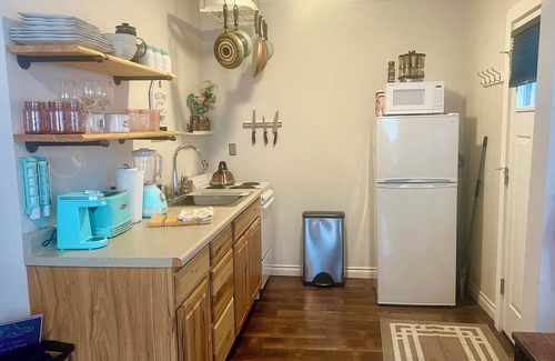 Seward Apartment | Marathon Historic Apartments- Studio sleeps 4-heart of Downtown charming studio