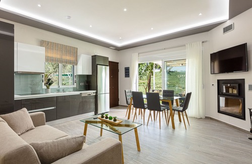 Filaki Villa | MariAndry Villa, Secluded Retreat with Pool & HotTub