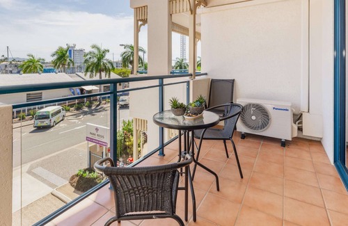 South Townsville Apartment | Marina View Studio - Steps away from CBD