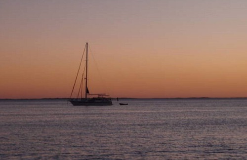 South Fremantle Apartment | MARINE TERRACE BEACH STUDIO AUTUMN SALE $98 A NIGHT! (SAVE 20%)