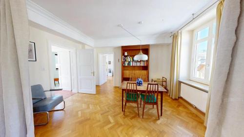 Gmunden Apartment | Marktplatz Mountain View