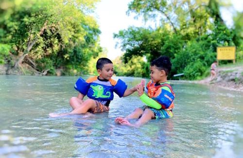Prairie Lea House | Marvelous Nature Escape: Luxurious Safari Tent on the San Marcos River near Kingsbury, Texas