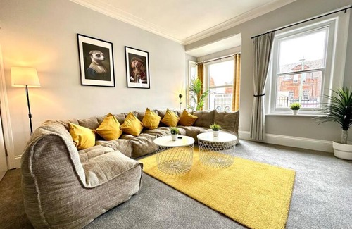 Westbourne Apartment | Massive 4 bedroom Duplex Apartment - Sleeps up to 10 People - Free Parking - 5 Minutes to the Best Beach! - Great Location - Fast WiFi - Smart TV - Newly decorated - sleeps up to 10! Close to Bournemouth & Poole Town Centre & Sandbanks