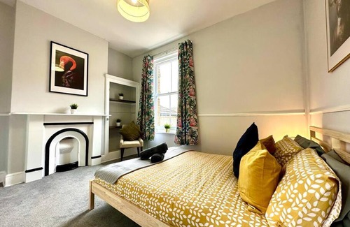 Westbourne Apartment | Massive 4 bedroom Duplex Apartment - Sleeps up to 10 People - Free Parking - 5 Minutes to the Best Beach! - Great Location - Fast WiFi - Smart TV - Newly decorated - sleeps up to 10! Close to Bournemouth & Poole Town Centre & Sandbanks