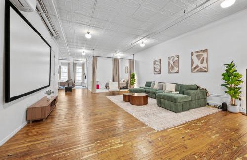 SoHo Hotel | Massive SoHo Loft 4 Bedrooms 2 Bath 7 Beds