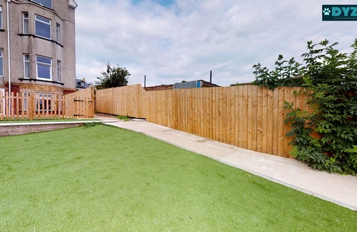 Newport Apartment | Mathieson House 2- Garden - Pet Friendly - DYZYN