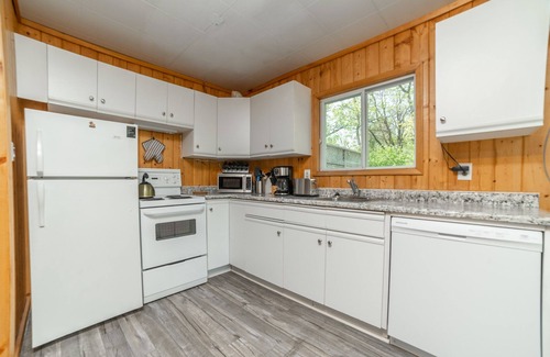 Sandy Hook Cottage | Matlock Dunnotar Area Pet Friendly 3 Bed Cottage Across the Road From the Lake