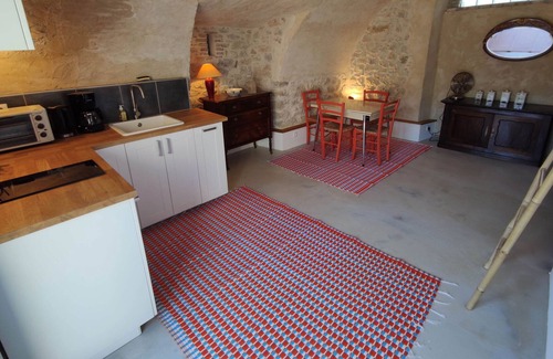 Saint-Hippolyte-du-Fort Apartment | Mazet 1823 : Studio, Proche Centre Village, Terrasse & Jardin