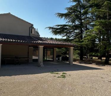 Lagnes House | Mazet des Cèdres au pied de la colline