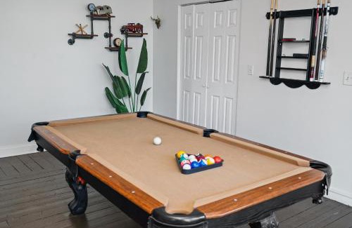 Near South Side Apartment | McCormick Place Spacious 5BR Suite with Pool Table & Optional Parking Sleeps 10 Near Soldier Field and Grant Park