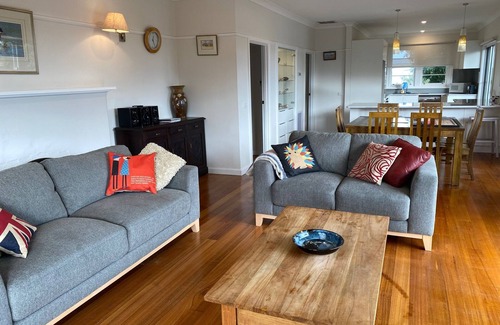 McCrae House | McCrae, the perfect stay. Short walk to beach plus beautiful bay views