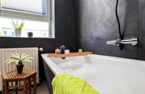 Magdeburg Apartment | MD-8 Kleiststrasse 4 - Zentral nur 5min bis zur Innenstadt - 2Schlafzimmer-Smart TV-Badewanne-Innenhoflage