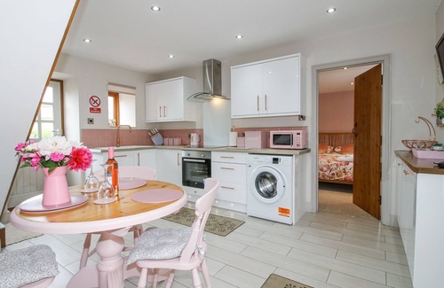 Craven Arms House | MEADOW BARN, character holiday cottage, with hot tub in Aston On Clun