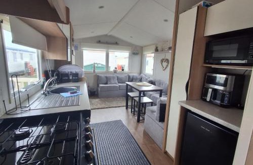 Chapel Saint Leonards Ski Chalet | Meadow View 3-Bed Caravan - Sleeps 8 - PetFriendly