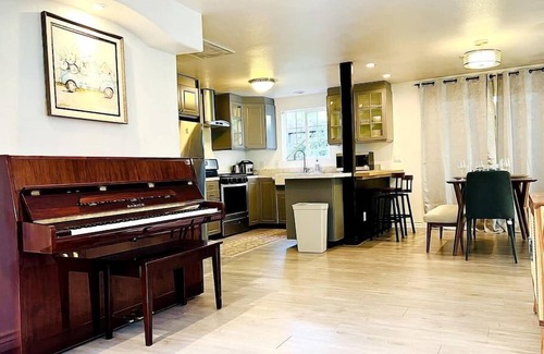 Woodland Hills Villa | Mediterranean Villa Pool & Jacuzzi & BBQ Malibu & Hollywood Bliss