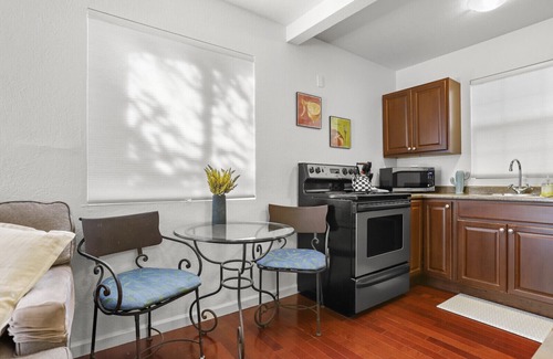 South Medlock Place Cottage | MEDLOCK PLACE GUESTHOUSE