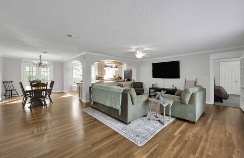 Conroe House | Mega space 5 bdrm/coffee/wifi/parking/smart TVs in bedroom