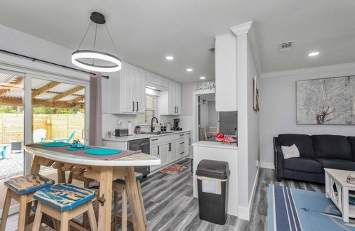 Fort Walton Beach House | Memorial House: Ping Pong, Grill, Arcade and Beach