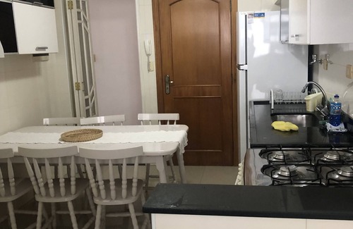 Gonzaga Apartment | Mercados, padarias, restaurantes, shopping, farmácias, sorveteria, tudo a pé!
