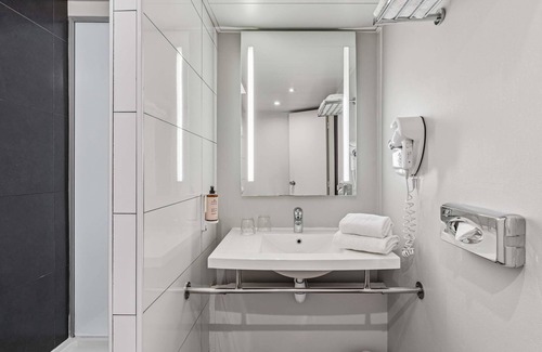 Montrouge Hotel | Mercure Paris Porte d'Orléans